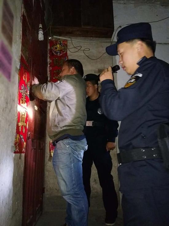 阳泉粗心妈妈误将幼女锁家中 民警全城寻开锁师傅开门